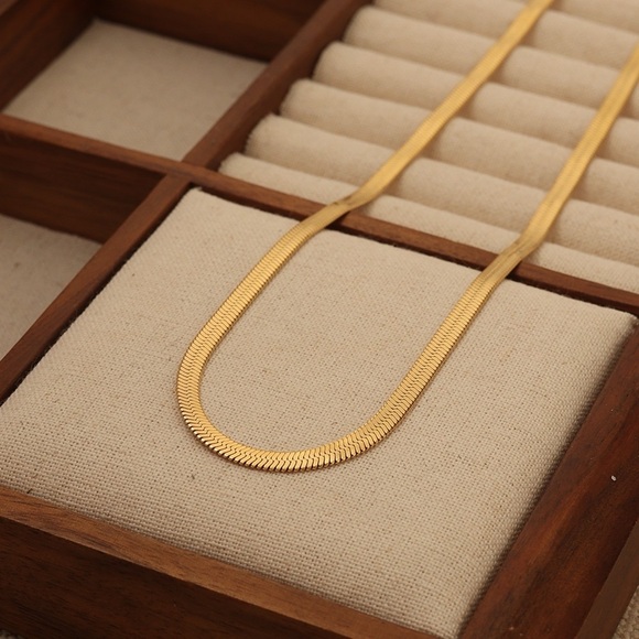 Inner Harmoni 18K Gold Plated NEW Herringbone Elegant Gold Necklace - Picture 3 of 3